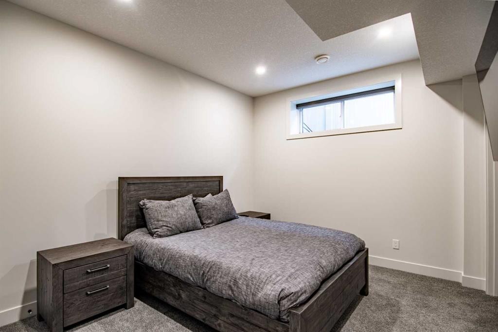 3417 Lakeshore Drive, Sylvan Lake, AB - Indoor Photo Showing Bedroom