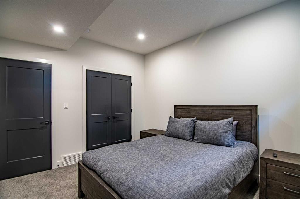 3417 Lakeshore Drive, Sylvan Lake, AB - Indoor Photo Showing Bedroom