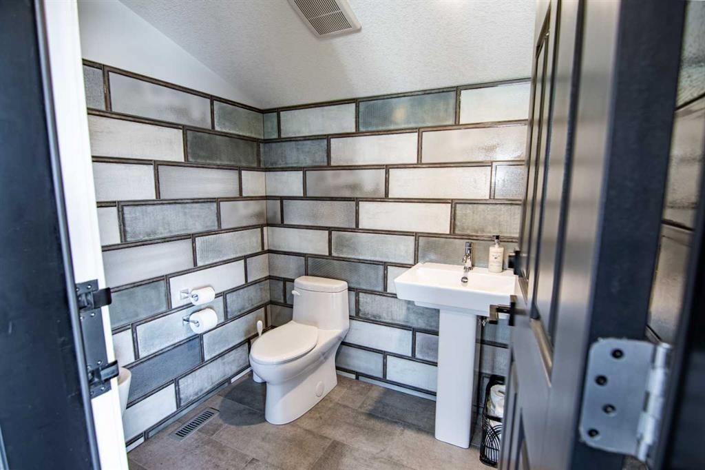 3417 Lakeshore Drive, Sylvan Lake, AB - Indoor Photo Showing Bathroom