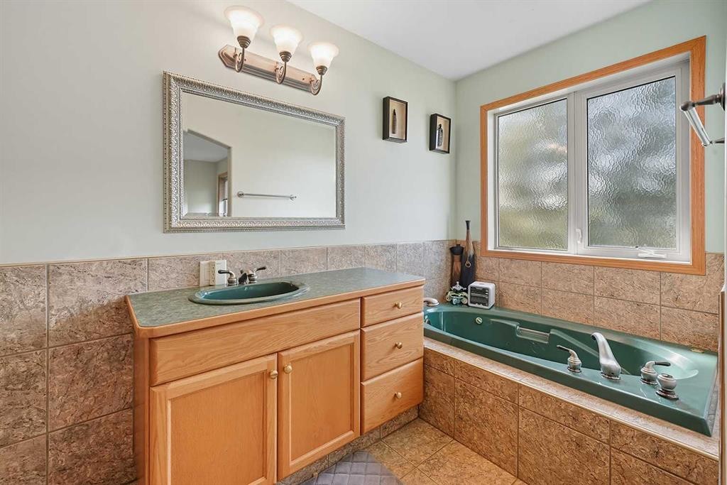 61 Leung Close, Red Deer, AB - Indoor Photo Showing Bathroom