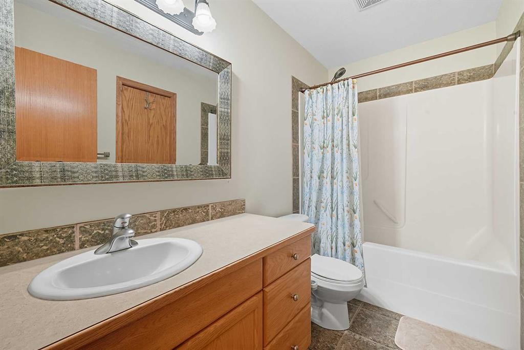 61 Leung Close, Red Deer, AB - Indoor Photo Showing Bathroom