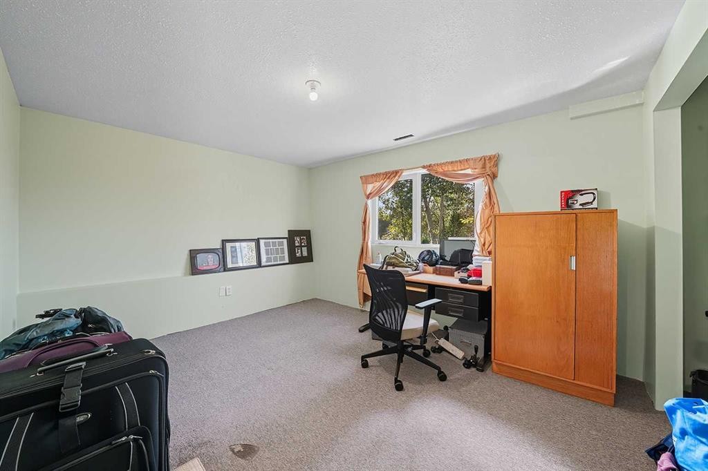 61 Leung Close, Red Deer, AB - Indoor Photo Showing Other Room