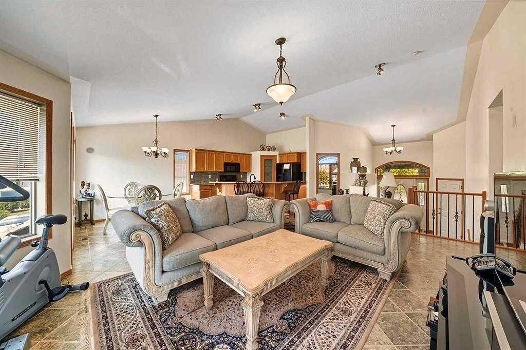 61 Leung Close, Red Deer, AB - Indoor Photo Showing Living Room