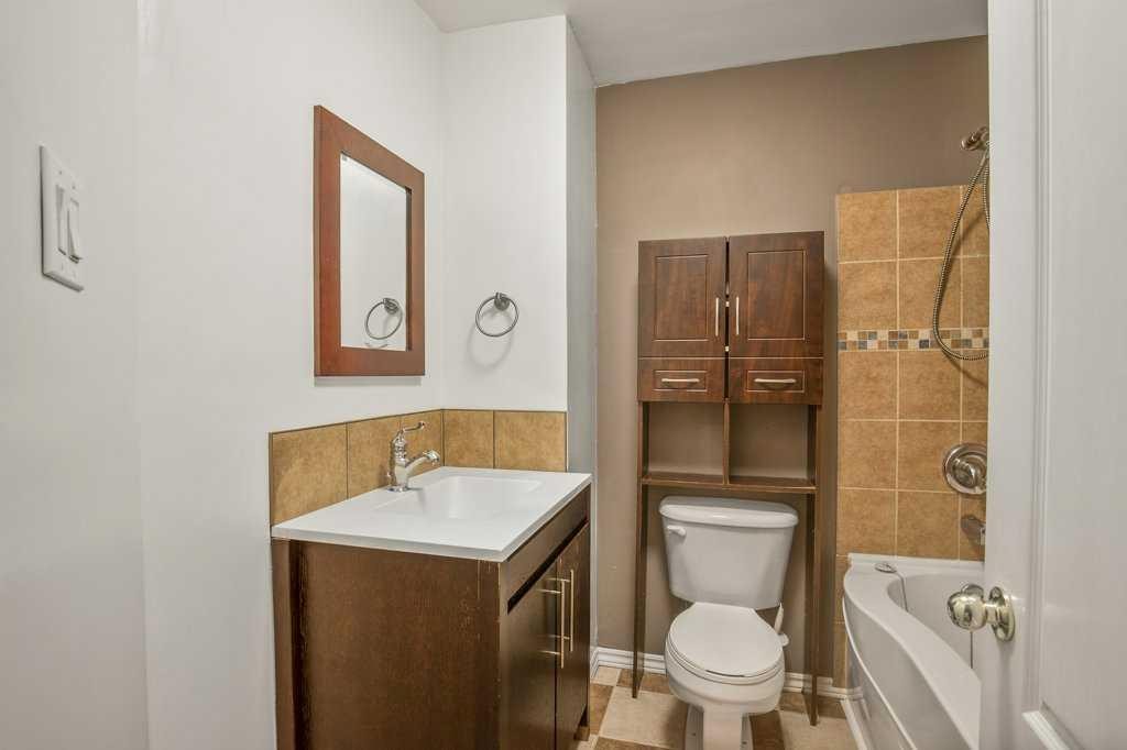 52 Harper Drive, Sylvan Lake, AB - Indoor Photo Showing Bathroom