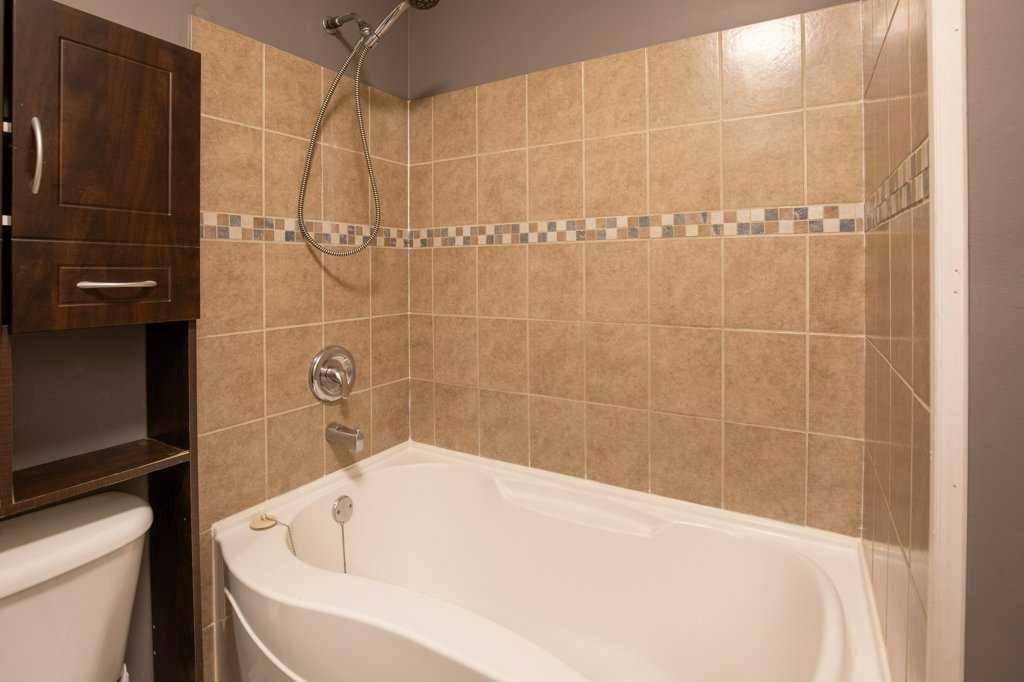 52 Harper Drive, Sylvan Lake, AB - Indoor Photo Showing Bathroom