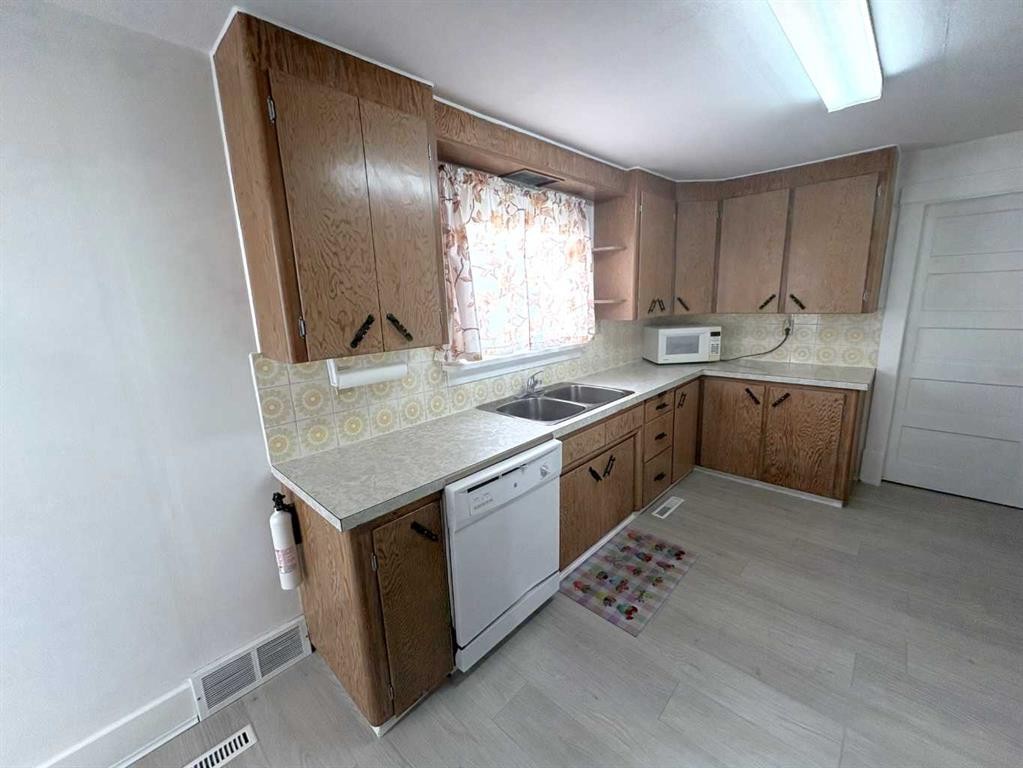220 Lady Vivian Avenue West, Galahad, AB - Indoor Photo Showing Kitchen With Double Sink