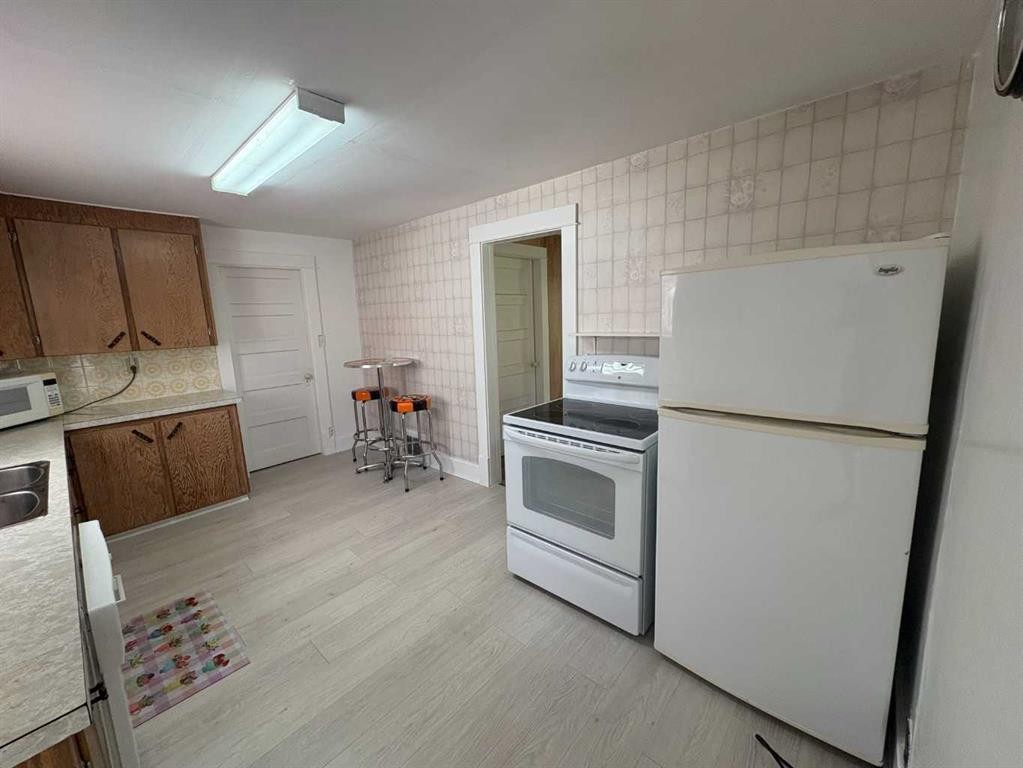 220 Lady Vivian Avenue West, Galahad, AB - Indoor Photo Showing Kitchen