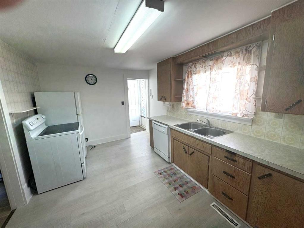 220 Lady Vivian Avenue West, Galahad, AB - Indoor Photo Showing Laundry Room