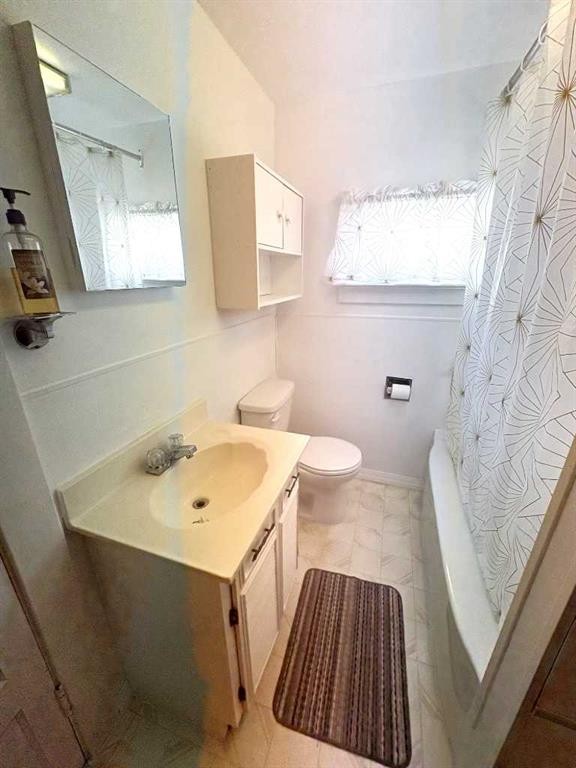 220 Lady Vivian Avenue West, Galahad, AB - Indoor Photo Showing Bathroom