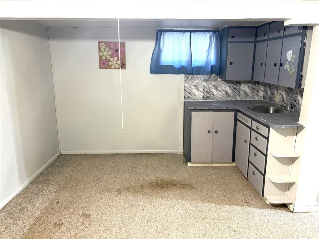 220 Lady Vivian Avenue West, Galahad, AB - Indoor