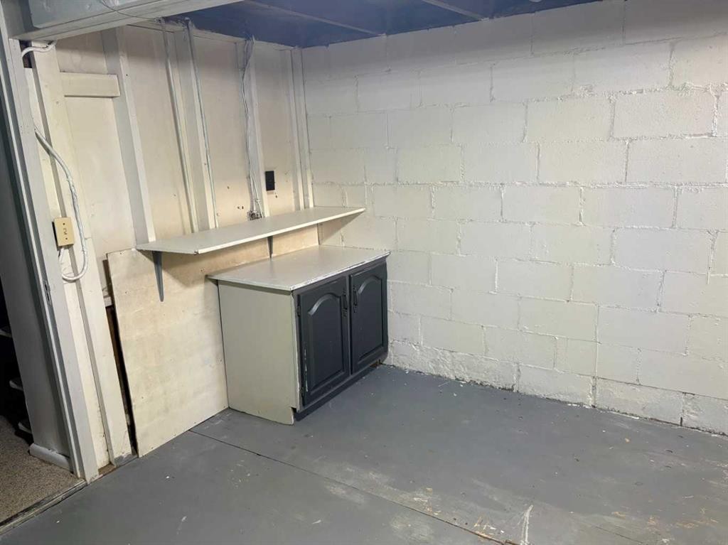 220 Lady Vivian Avenue West, Galahad, AB - Indoor