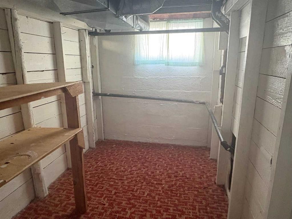 220 Lady Vivian Avenue West, Galahad, AB - Indoor Photo Showing Other Room