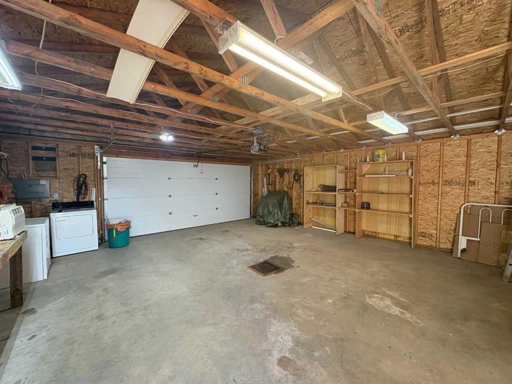 220 Lady Vivian Avenue West, Galahad, AB - Indoor Photo Showing Garage