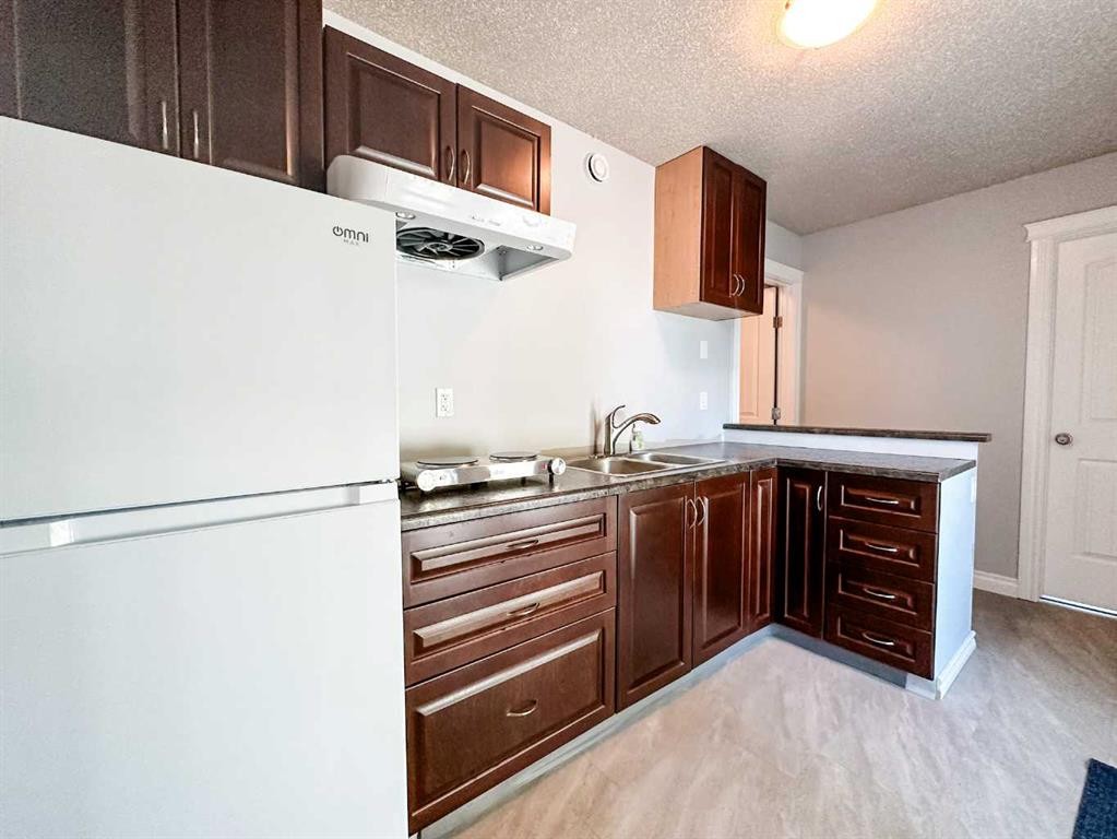 6011 40 Ave Close, Stettler, AB - Indoor Photo Showing Kitchen With Double Sink