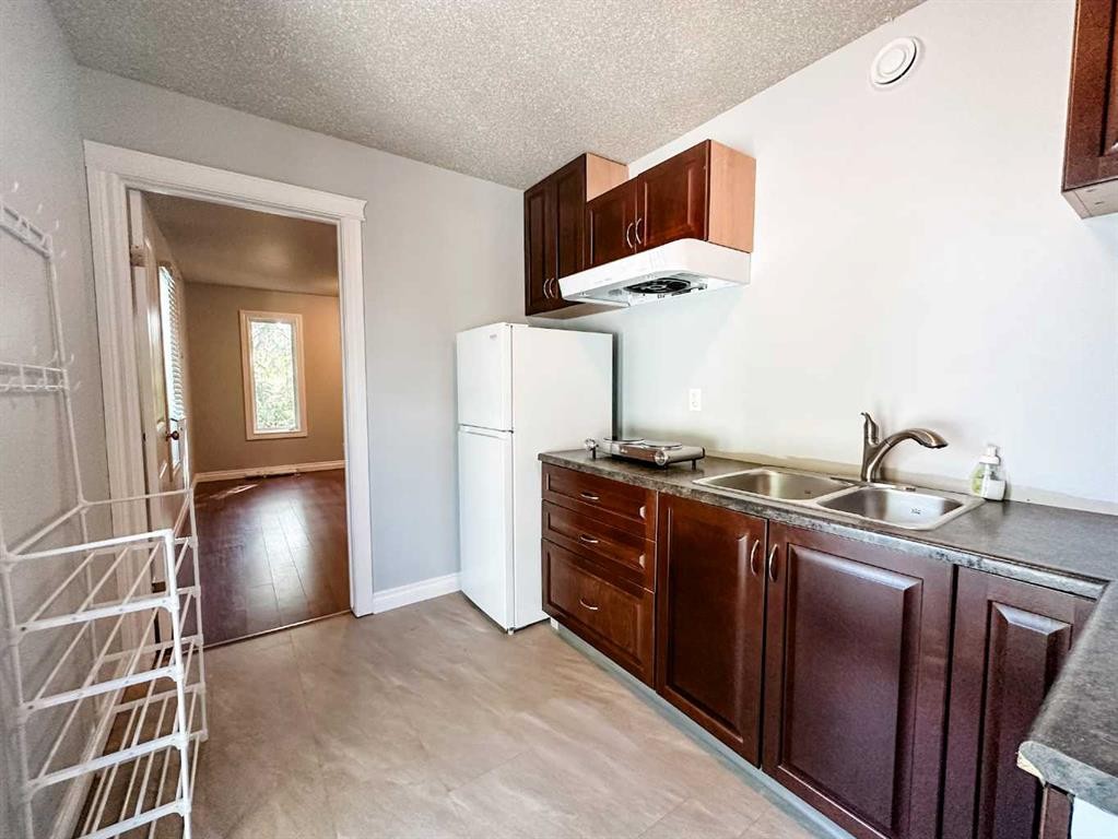 6011 40 Ave Close, Stettler, AB - Indoor Photo Showing Kitchen With Double Sink