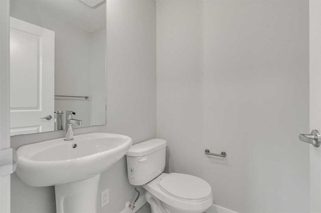 113 Silverton Glen Way Sw, Calgary, AB - Indoor Photo Showing Bathroom