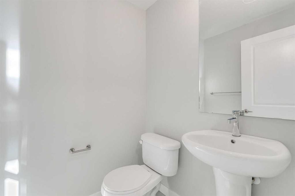 121 Silverton Glen Way Sw, Calgary, AB - Indoor Photo Showing Bathroom