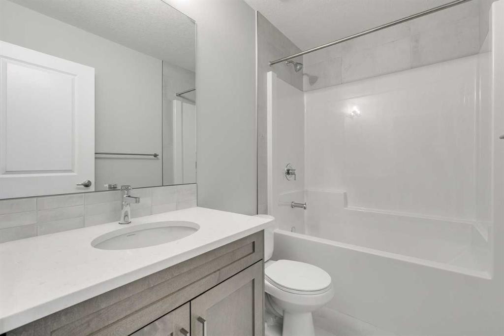 121 Silverton Glen Way Sw, Calgary, AB - Indoor Photo Showing Bathroom