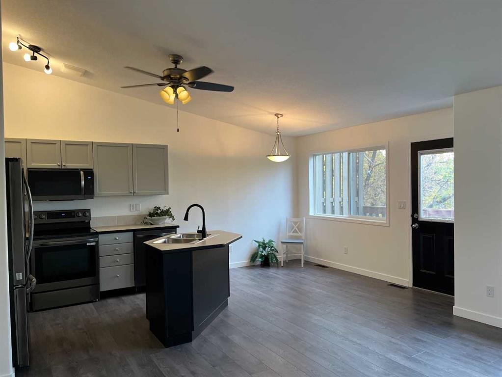 65 Leung Place, Blackfalds, AB - Indoor Photo Showing Kitchen