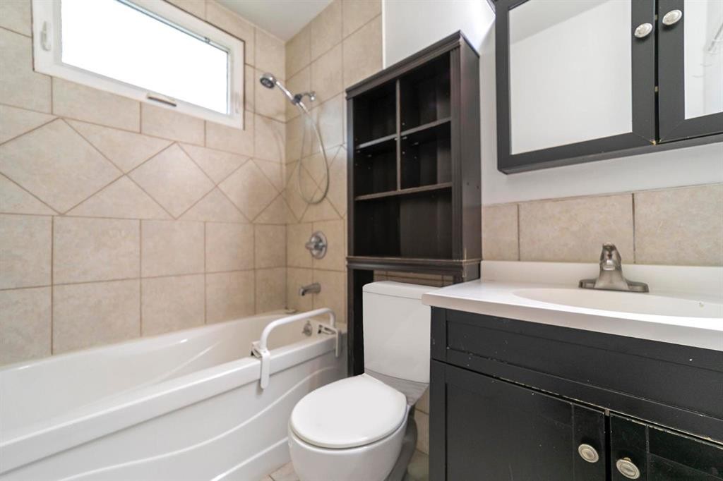 4828 53A Street, Camrose, AB - Indoor Photo Showing Bathroom