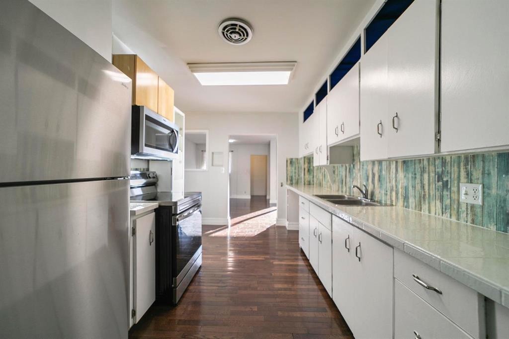 4828 53A Street, Camrose, AB - Indoor Photo Showing Kitchen With Double Sink