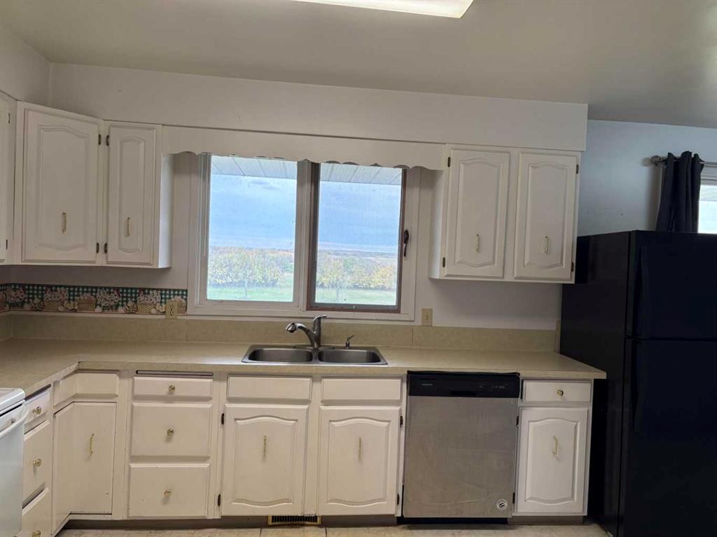 38505 Rge Rd 92, Rural Paintearth No. 18, County Of, AB - Indoor Photo Showing Kitchen With Double Sink