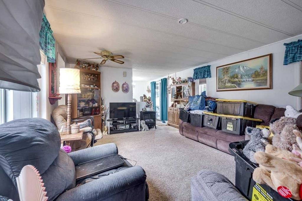 4539 Eastview Crescent, Rimbey, AB - Indoor Photo Showing Living Room