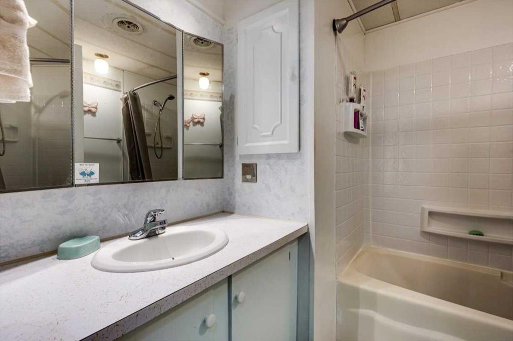 4539 Eastview Crescent, Rimbey, AB - Indoor Photo Showing Bathroom