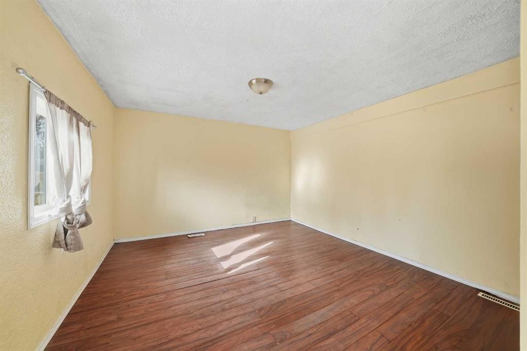 1221 Lucina Street, Penhold, AB - Indoor Photo Showing Other Room