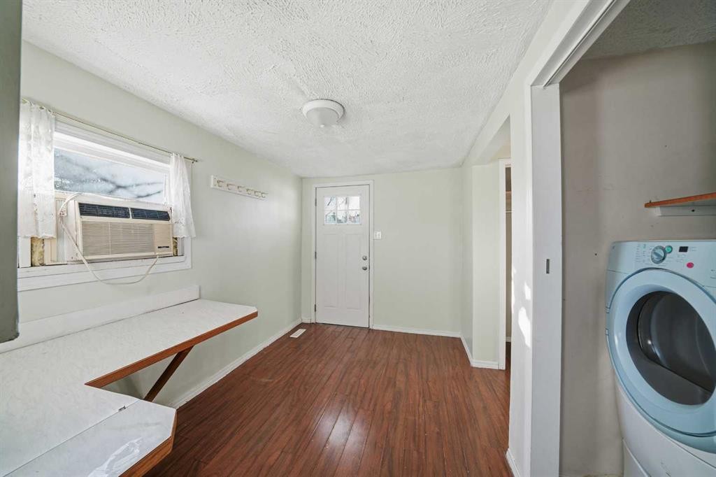 1221 Lucina Street, Penhold, AB - Indoor Photo Showing Laundry Room