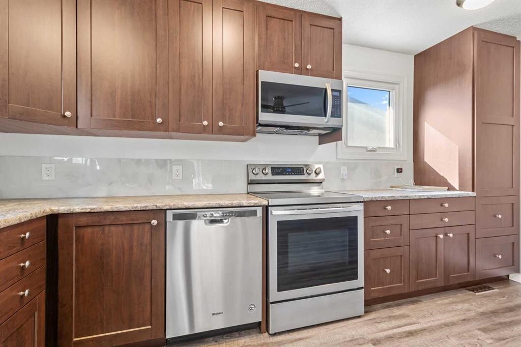 844 Rundlecairn Way Ne, Calgary, AB - Indoor Photo Showing Kitchen