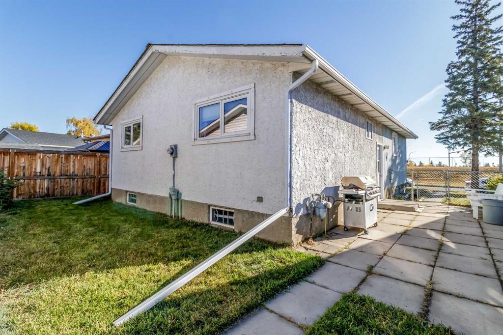 844 Rundlecairn Way Ne, Calgary, AB - Outdoor With Exterior