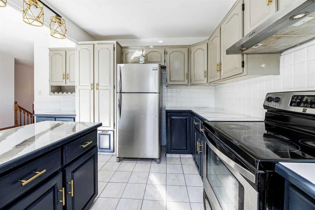 32 Huget Crescent, Red Deer, AB - Indoor Photo Showing Kitchen