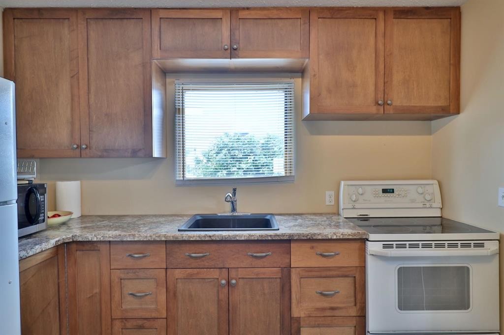 126 Alberta Street, New Norway, AB - Indoor Photo Showing Kitchen