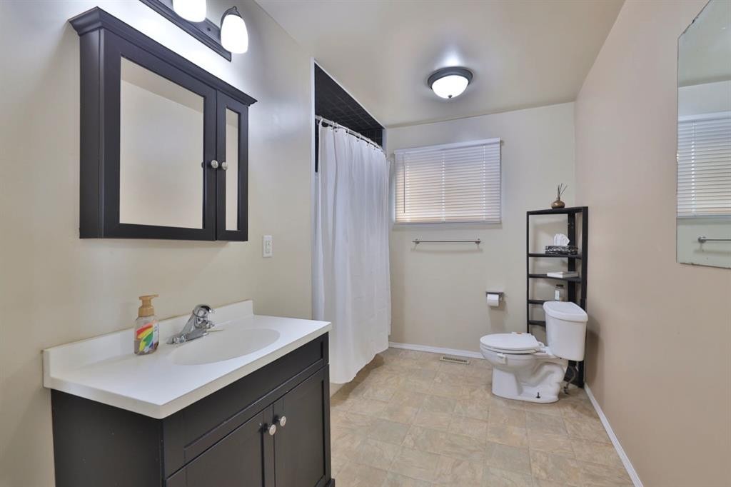 126 Alberta Street, New Norway, AB - Indoor Photo Showing Bathroom