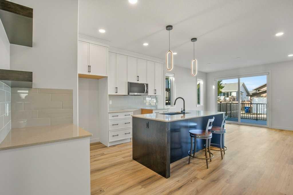 151 Cedar Square, Blackfalds, AB - Indoor Photo Showing Kitchen With Upgraded Kitchen