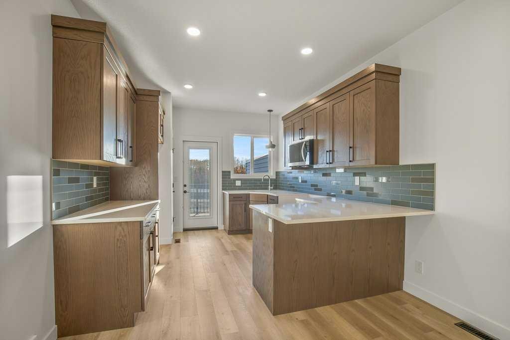 116 Gray Close, Sylvan Lake, AB - Indoor Photo Showing Kitchen