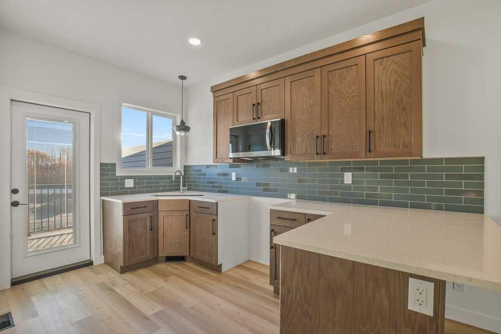 116 Gray Close, Sylvan Lake, AB - Indoor Photo Showing Kitchen With Upgraded Kitchen