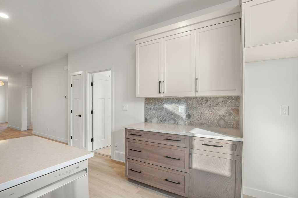 112 Gray Close, Sylvan Lake, AB - Indoor Photo Showing Kitchen