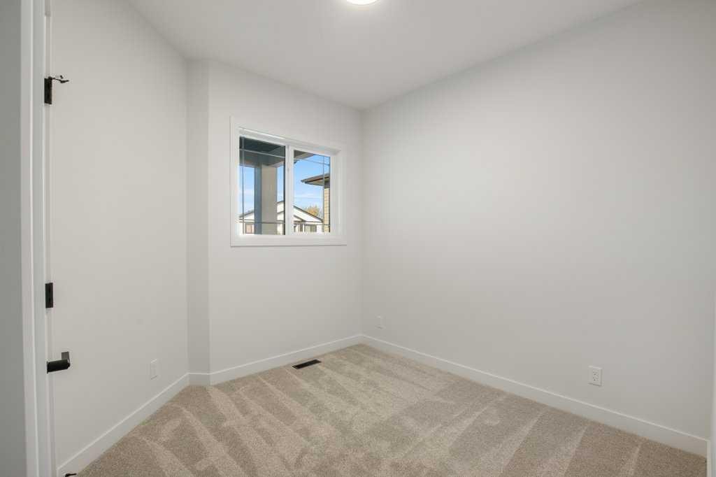 112 Gray Close, Sylvan Lake, AB - Indoor Photo Showing Other Room