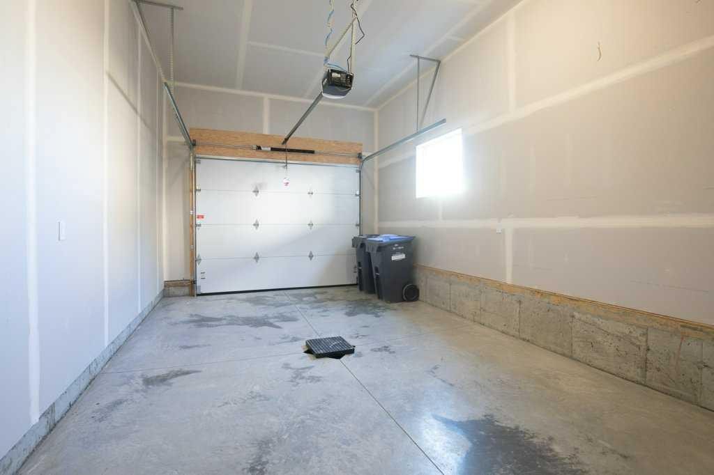 112 Gray Close, Sylvan Lake, AB - Indoor Photo Showing Garage