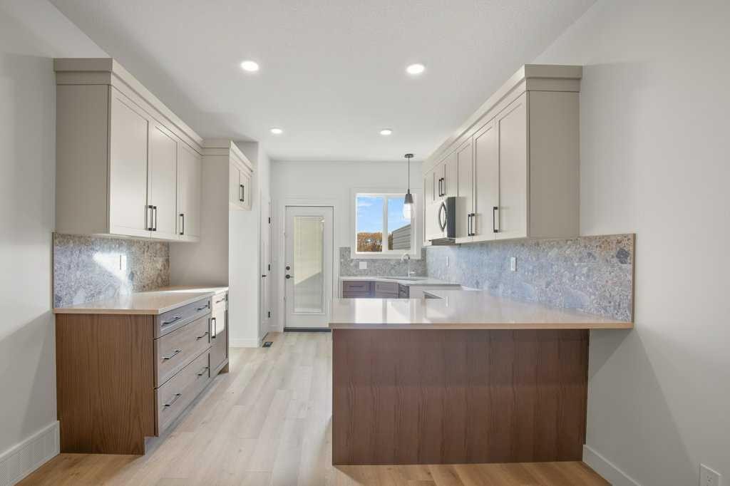 112 Gray Close, Sylvan Lake, AB - Indoor Photo Showing Kitchen