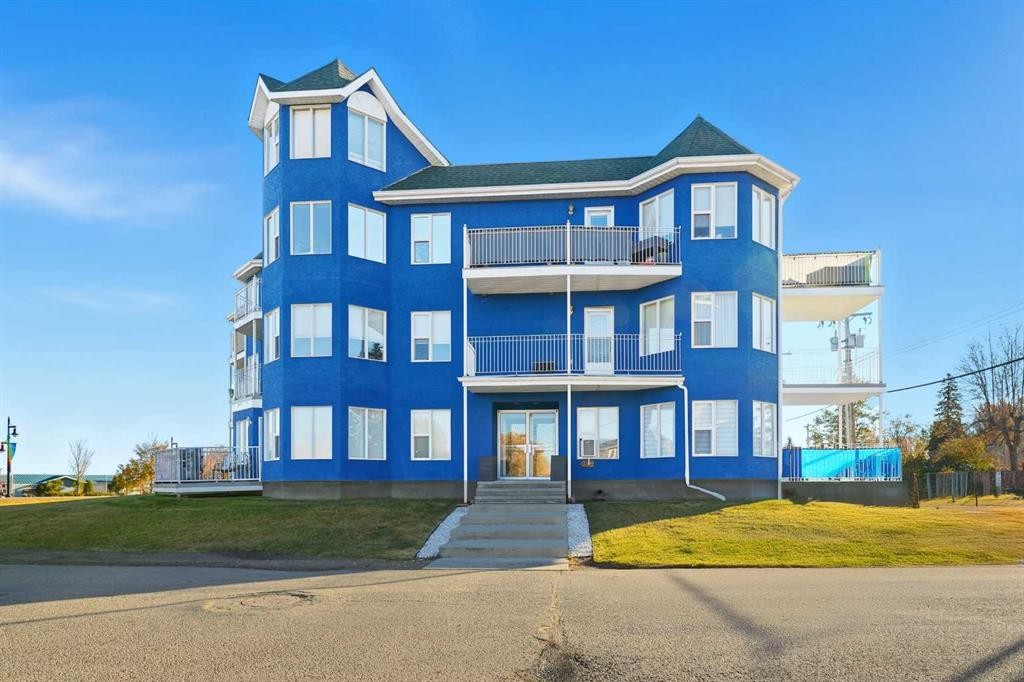 208-5135 Lakeshore Drive, Sylvan Lake, AB - Outdoor