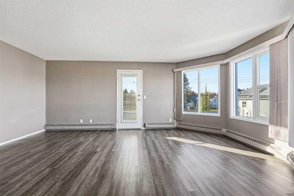 208-5135 Lakeshore Drive, Sylvan Lake, AB - Indoor Photo Showing Other Room