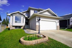 15 Pritchard Close Sylvan Lake, AB T4S 1W3