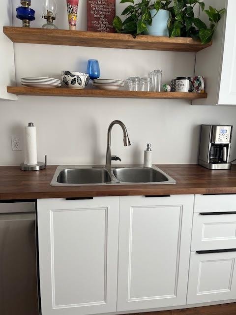 4313 53A Street, Wetaskiwin, AB - Indoor Photo Showing Kitchen With Double Sink