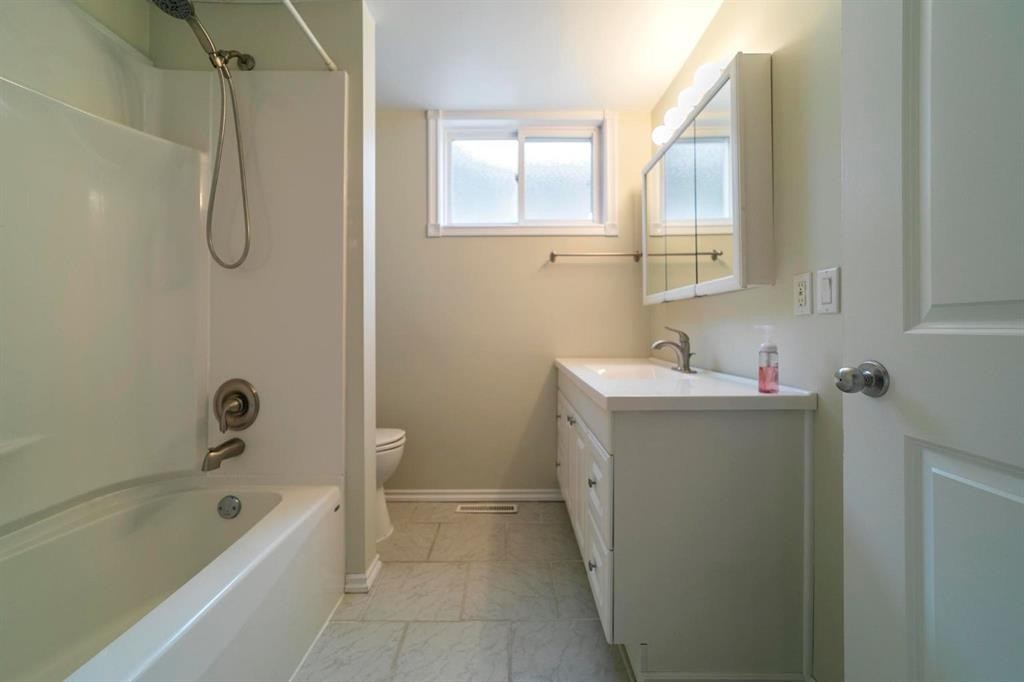 42 Grand Drive, Camrose, AB - Indoor Photo Showing Bathroom
