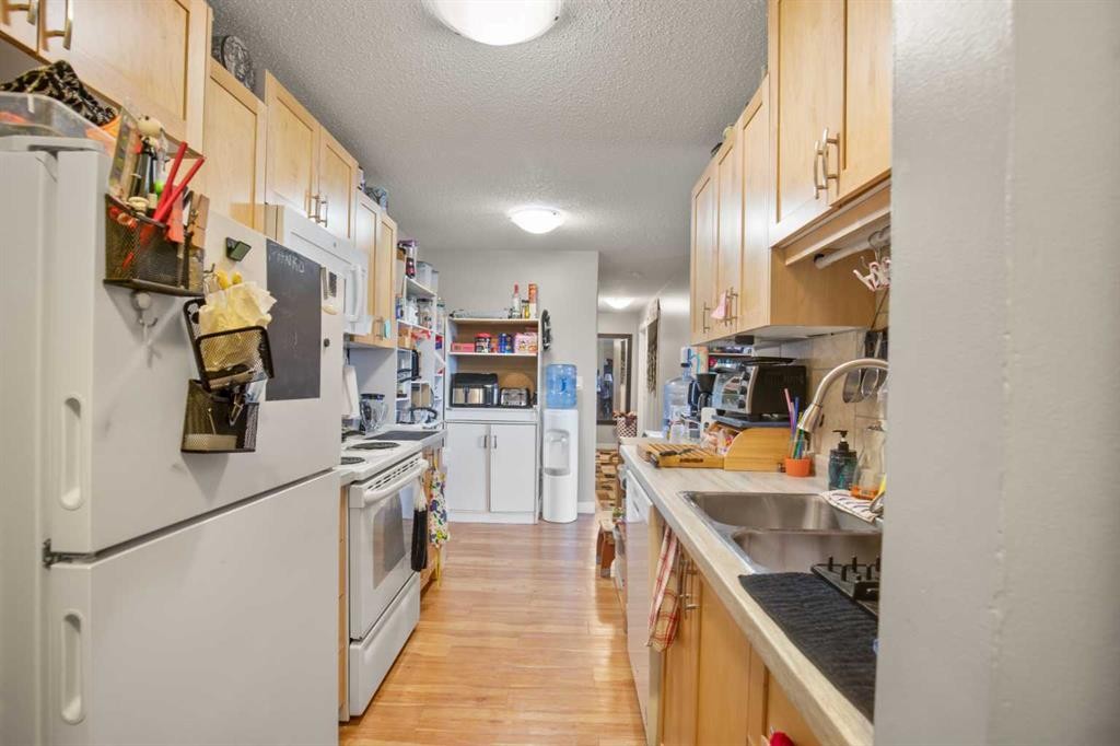 5904 51 Avenue, Red Deer, AB - Indoor Photo Showing Kitchen