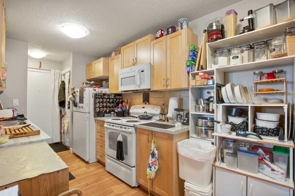 5904 51 Avenue, Red Deer, AB - Indoor Photo Showing Kitchen