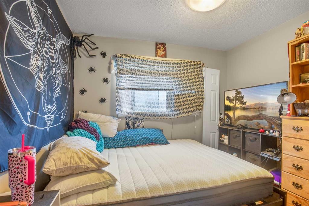 5904 51 Avenue, Red Deer, AB - Indoor Photo Showing Bedroom